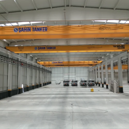 heavy load carrying cranes trailer industry